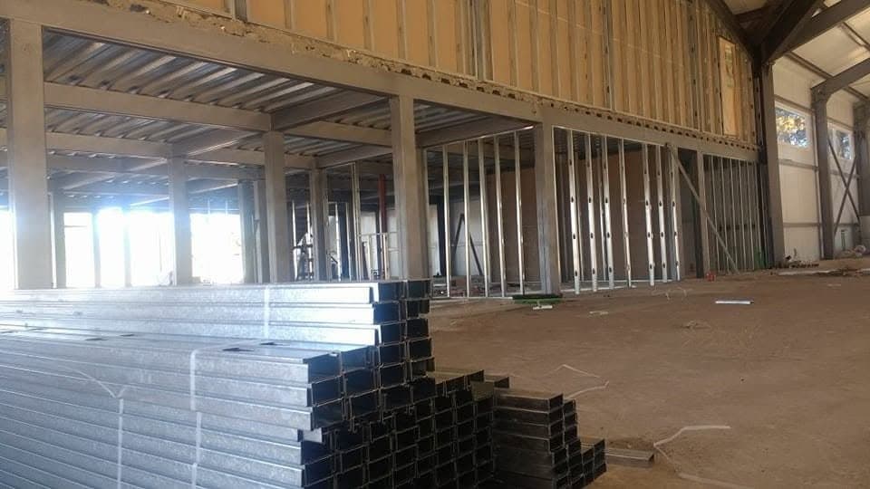 Obra comercial de gran escala con estructura de construcción en seco