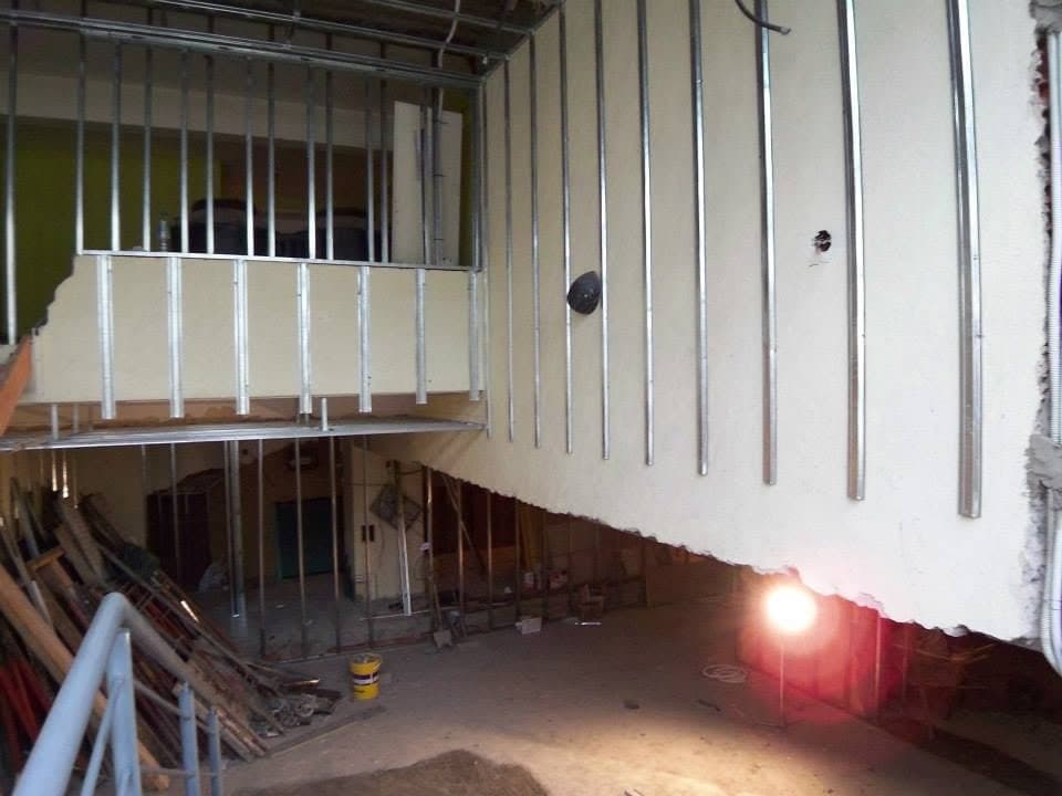 Tabique de Durlock en living de doble altura durante la obra